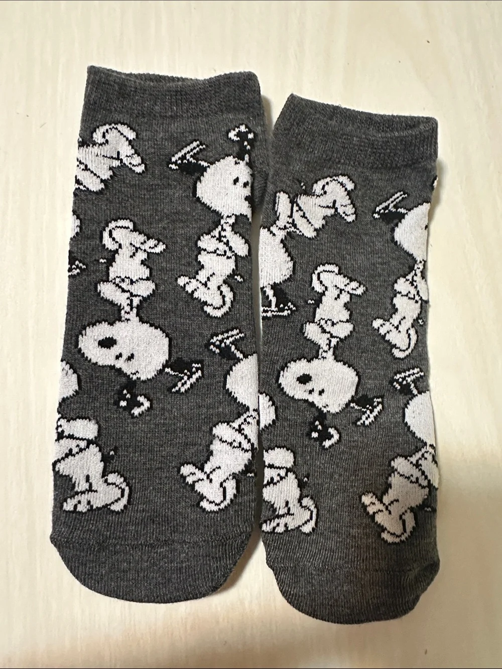 Peanuts Snoopy Pattern Socks in Gray and White